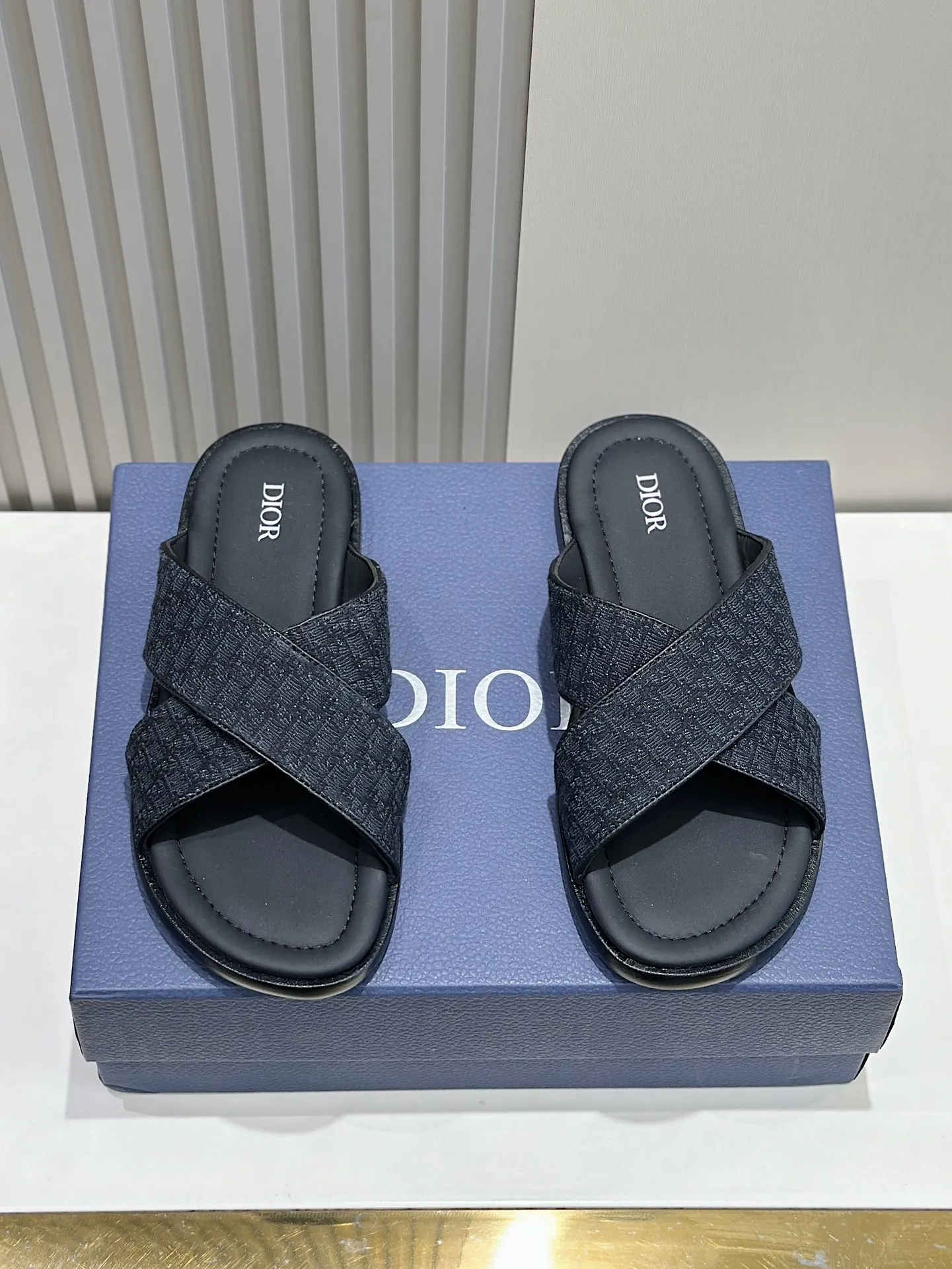 P320【DIOR】💰Size39-44 (38.45 custom-made) 2024ss Dior’s latest men’s slippers are a must-have. Dior Alias ​​Men's Genuine Leather Slippers This summer new Alias ​​sandal embodies a casual and elegant style. Carefully crafted from grained cow leather and Oblique printed fabric, with cowhide lining! Cross-strap design with metal-clad brass CD Diamond logo. The imported cowhide leather and rubber sole adds sophistication and comfort, while Oblique print-effect anti-slip panels add style.